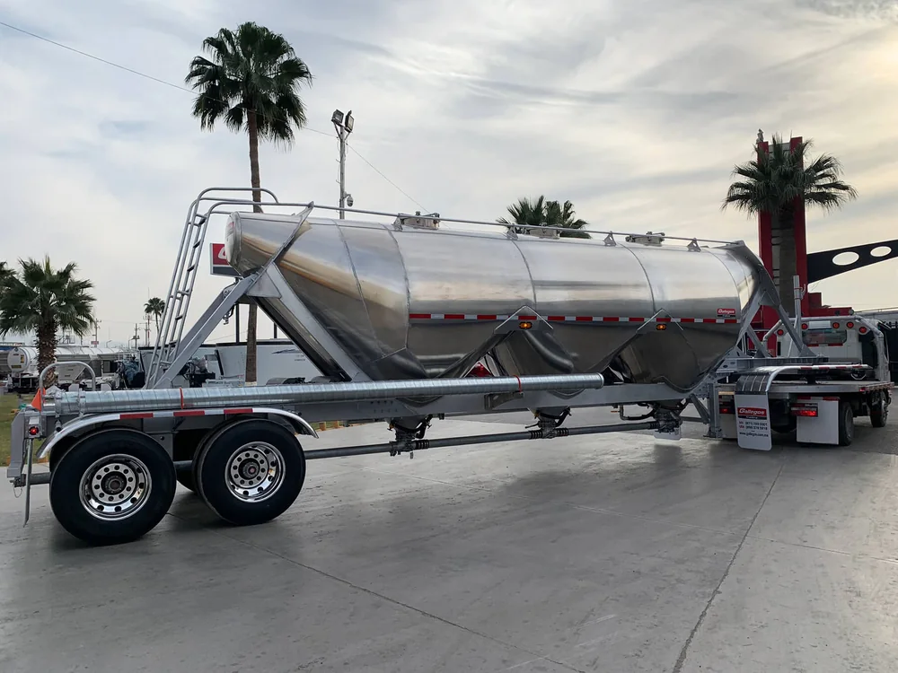 Lightweight aluminum pneumatic dry bulk trailer with low tare weight