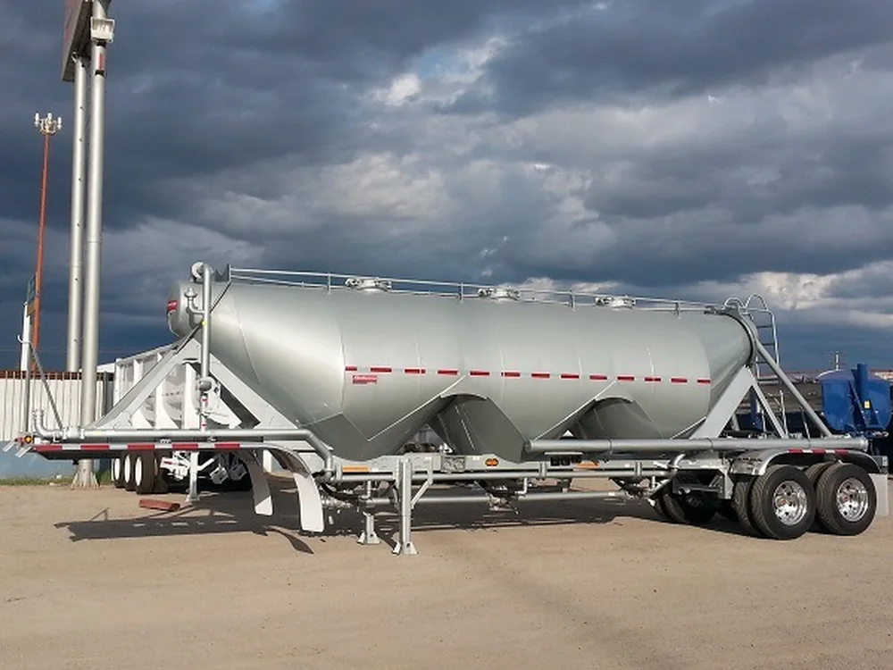 Steel pneumatic dry bulk trailer for cement and fine powders