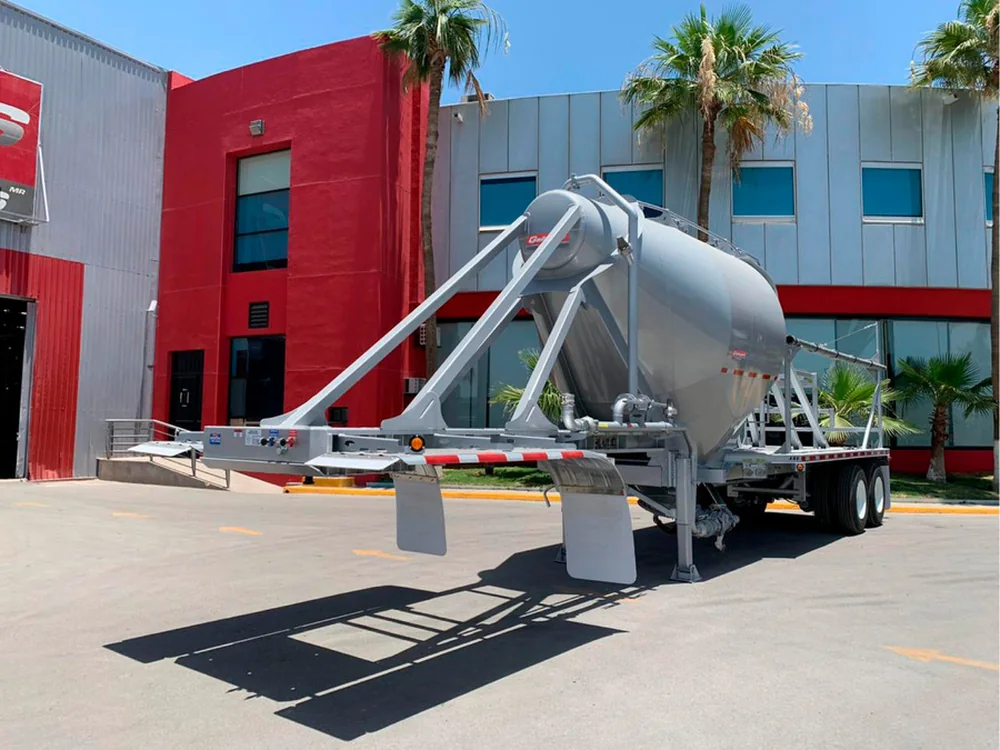 Single hopper pneumatic barite trailer at the Gallegos plant